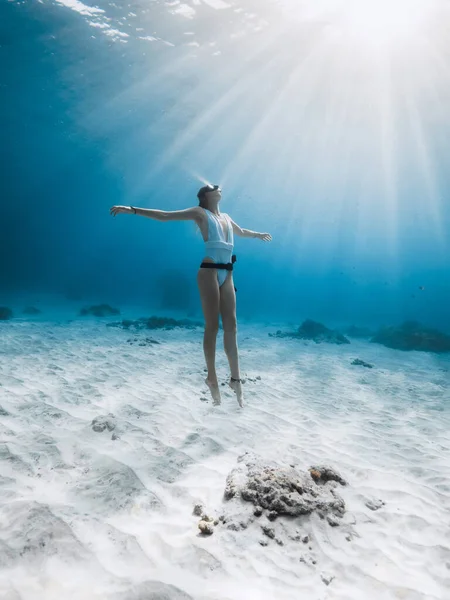 Kobieta Freediver Pozująca Pod Wodą Freediving Kobietą Błękitnym Oceanie Piaszczystym — Zdjęcie stockowe