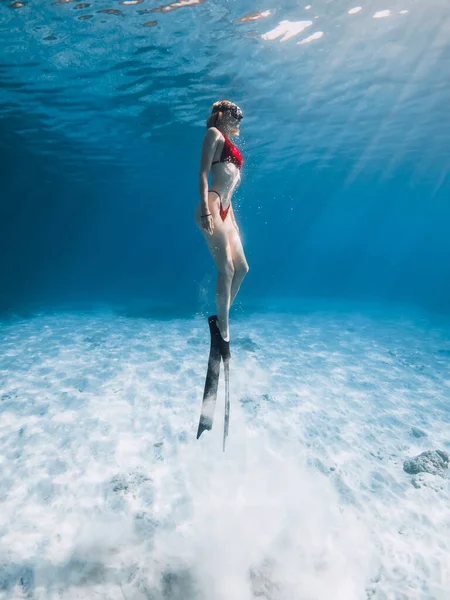 Kobieta Freediver Ślizga Się Płetwami Freediving Błękitnym Oceanie Piaszczystym Dnem — Zdjęcie stockowe