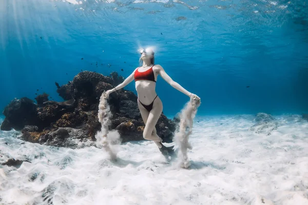 Freitaucher Bikini Mit Sand Der Hand Über Sandigen Meeresgrund Freitauchen — Stockfoto