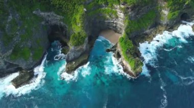 Sahilde manzaralı kayalar ve Hawaii 'de dalgalı mavi okyanuslar. Hava görünümü.