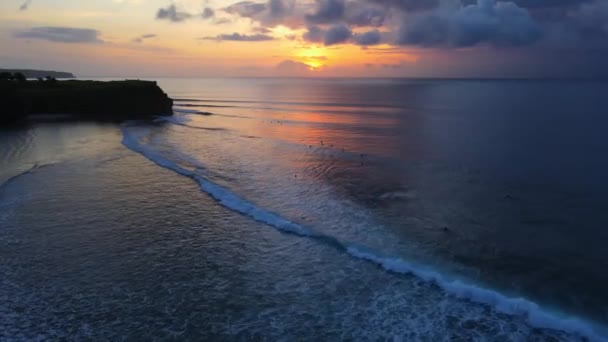 Luftaufnahme Des Meeres Mit Wellen Surfern Und Bunten Sonnenuntergang Oder — Stockvideo
