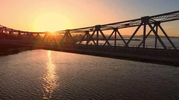 ブラジルのフロリアノポリスで暖かい日没の光を持つケーブルブリッジのビューを閉じます 空中風景 — ストック動画