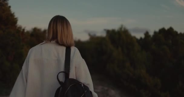 Femme Marchant Sur Chemin Dans Nature Avec Lumière Coucher Soleil — Video