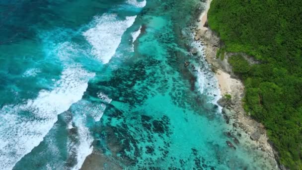 美丽的海岸线 碧绿的热带海洋和巴厘岛强大的海流 空中景观 — 图库视频影像