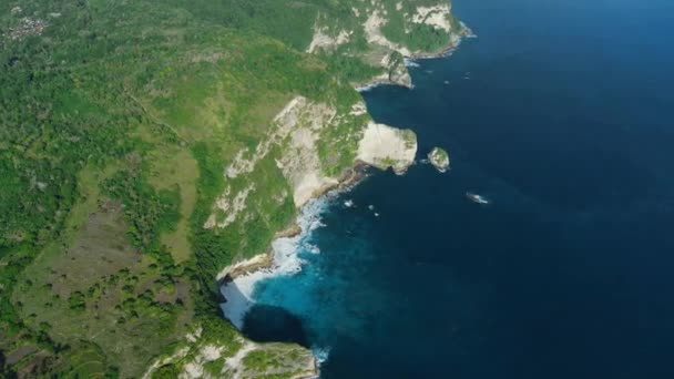 Pobřeží Skalnatými Útesy Oceánem Nusa Penida Letecký Pohled Malebný Ostrov — Stock video