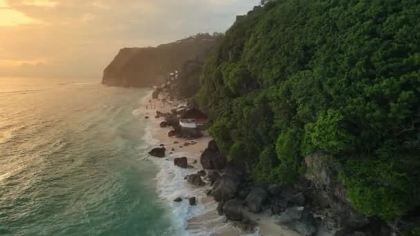 Krásné Pobřeží Oceánu Pláží Melasti Teplým Slunečním Světlem Bali Letecký — Stock video