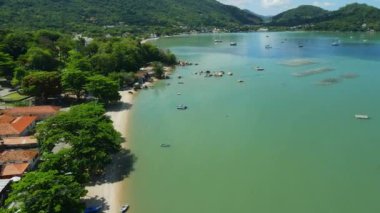 Popüler tatil plajlarında güneşli bir gün ve Brezilya 'da mavi okyanus. Praia de Santo Antonio de Lisboa 'nın hava manzarası