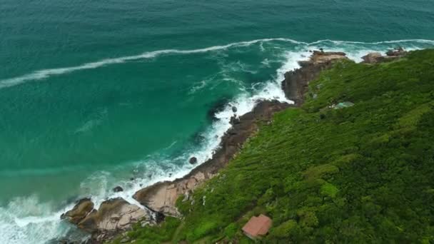 Scénická Pobřeží Skalami Oceánskými Vlnami Státě Santa Catarina Brazílie Letecký — Stock video