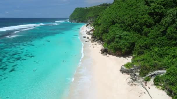 Vista Aerea Dell Oceano Blu Spiaggia Lusso Bali Isola Paradisiaca — Video Stock