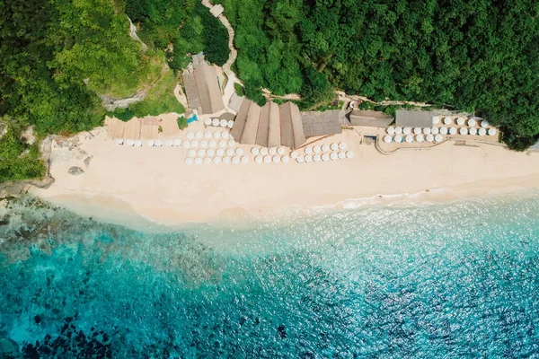Vista Aérea Oceano Azul Praia Tropical Com Guarda Chuvas Bali — Fotografia de Stock