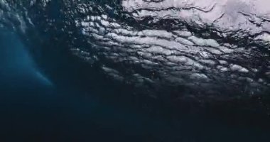 Su altı okyanus dalgası. Şeffaf su ve bodyboardcuyla fıçı dalgası.