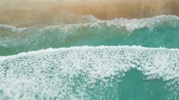 Oceaan Strand Met Golven Schuim Uitzicht Vanuit Lucht Top Uitzicht — Stockvideo