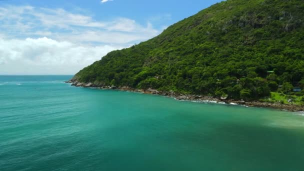 巴西的热带海岸线 有高山和蓝绿色的海洋 空中景观 — 图库视频影像