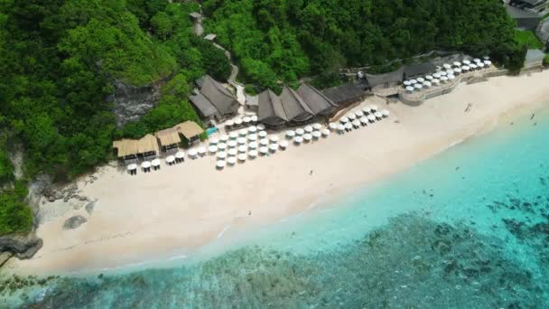 Aerial View Blue Ocean Luxury Beach Holiday Resort Umbrellas Bali — Vídeo de stock
