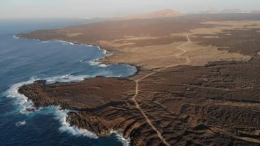 Lanzarote, Kanarya Adaları 'ndaki lav tarlalarının ve Atlantik okyanusunun havadan görünüşü.