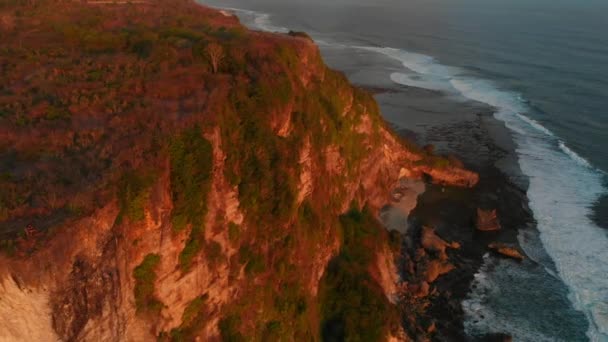 Aerial View Cliffy Coastline Ocean Warm Sunset Tones Uluwatu Bali — Vídeo de Stock