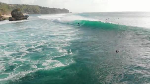 Βαρέλι Κύμα Ωκεανός Στο Μπαλί Σερφάροντας Στα Τέλεια Κύματα Στο — Αρχείο Βίντεο