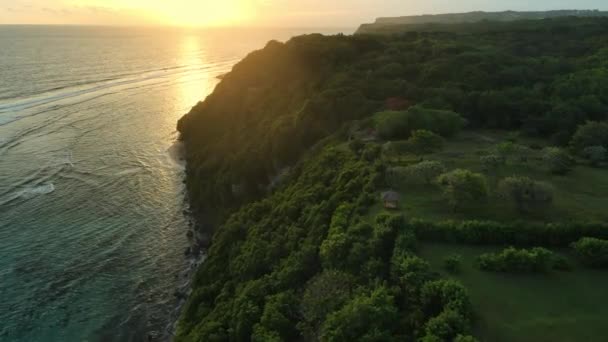 美丽的海岸线 悬崖和柔和温暖的日落在巴厘岛 空中景观 — 图库视频影像