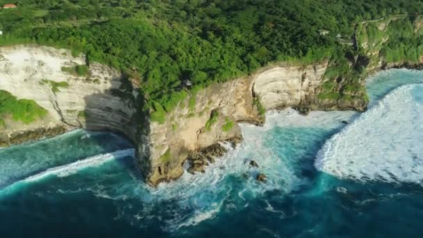 Aerial View Scenic Coastline Cliffs Ocean Waves Uluwatu Bali — Stockvideo