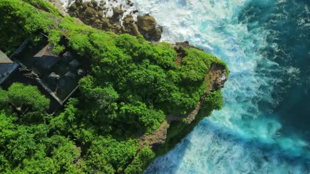 Αεροφωτογραφία Του Βραχώδους Ακρωτηρίου Δάσος Μπαλινέζικο Ναό Και Ωκεανό Κύματα — Αρχείο Βίντεο