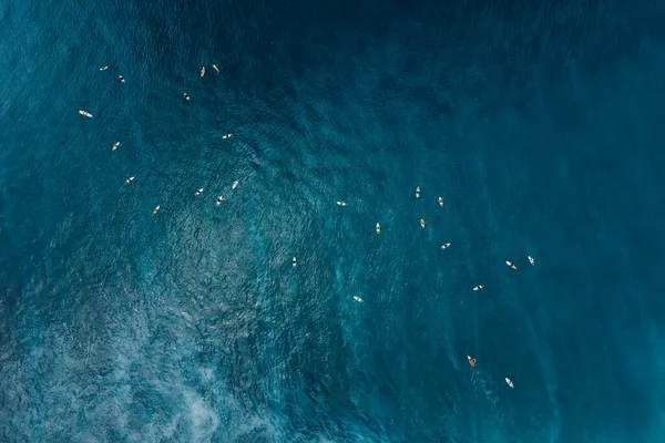 Aerial View Surfers Line Blue Ocean Waiting Waves Bali Island — Foto Stock