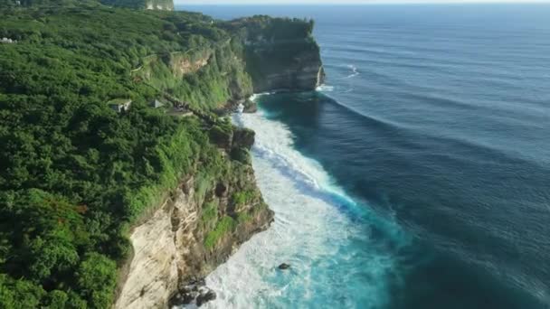 Aerial View Popular Balinese Coastline Cliffs Ocean Ideal Waves Uluwatu — Stockvideo