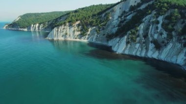 Akdeniz kıyıları ve çam ormanlı kayalık kayalıklar.
