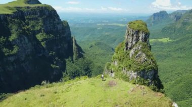 Urubici, Santa Catarina, Brezilya 'daki Manzaralı Kanyon' da yaz günü. Hava görünümü