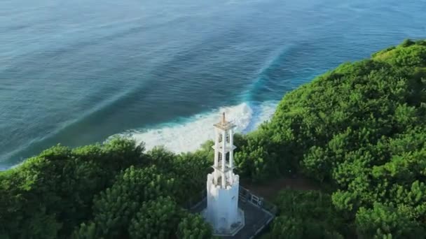 Beyaz Deniz Feneri Manzaralı Kıyı Şeridi Bali Dalgalı Güneş Okyanus — Stok video