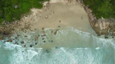 Brezilya 'da dalgalarla kayalar ve okyanus arasında bir sahil. Hava görünümü