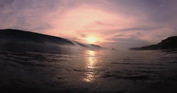 冲浪桶波浪的水下视图 落日或日出色调的海浪在海洋中冲撞 — 图库视频影像