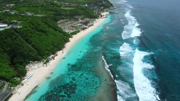Повітряний Вид Розкішного Пляжу Балі Райський Острів Тропічним Узбережжям Прозорим — стокове відео
