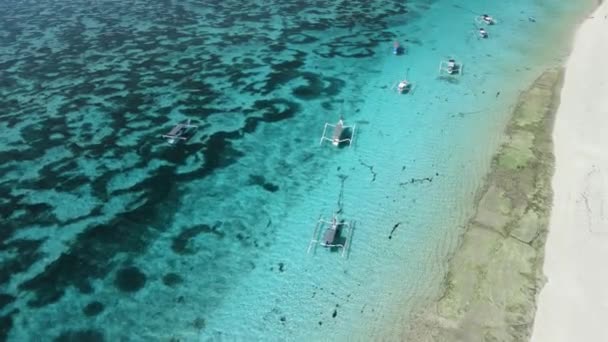 Boats Transparent Blue Ocean Beachon Paradise Island Aerial View — Stockvideo