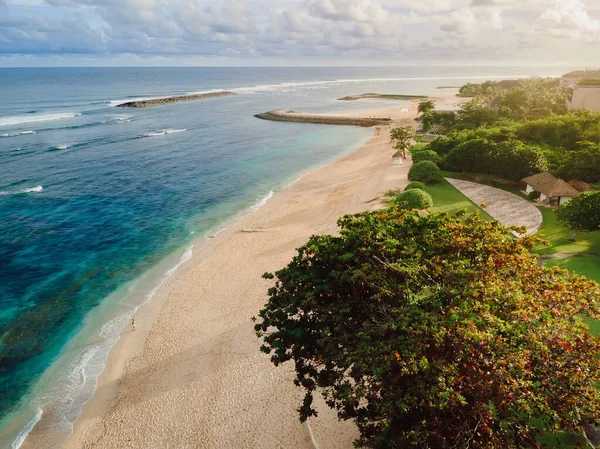Okyanuslu Tropik Plaj Bali Adasında Günbatımı Tonları Olan Güneş Işığı — Stok fotoğraf
