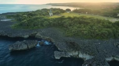 Nusa Dua, Bali 'de güneş ışığı, okyanus ve anıt manzaralı sahil manzarası
