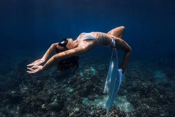 Підводний Портрет Красивої Жінки Вільного Дайвера Блакитному Океані — стокове фото