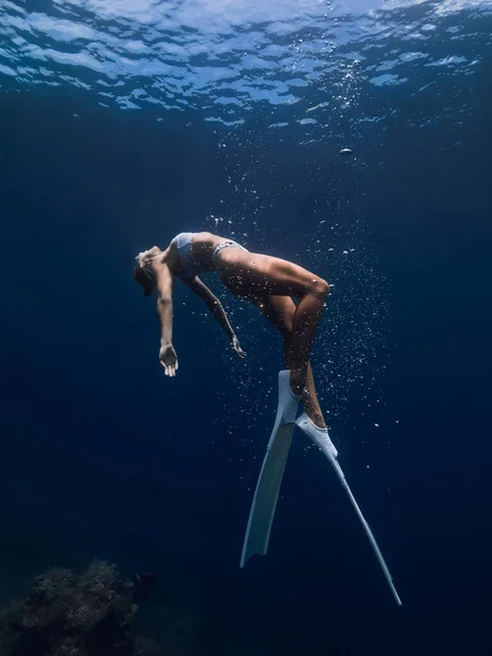 Freediver Mujer Deslizarse Bajo Agua Con Burbujas Aire Freediving Con —  Fotos de Stock