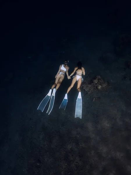 Raparigas Mergulhadoras Mergulham Juntas Corais Oceânicos Profundos Freediving Com Casal — Fotografia de Stock