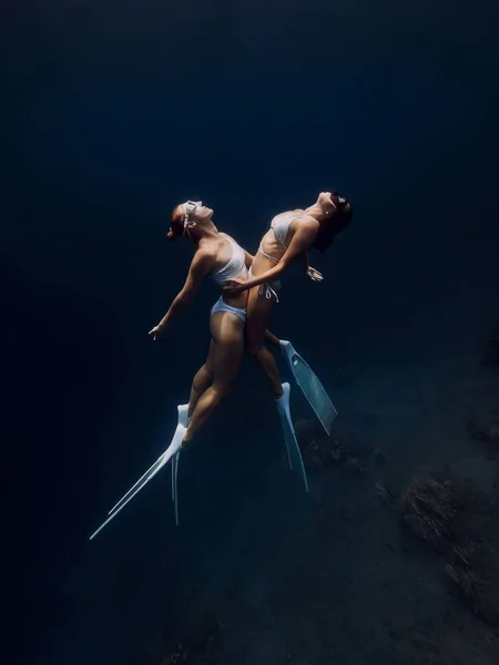 Девушки Фридайверы Обнимаются Скользят Глубокому Океану Прыжки Парами Водой — стоковое фото