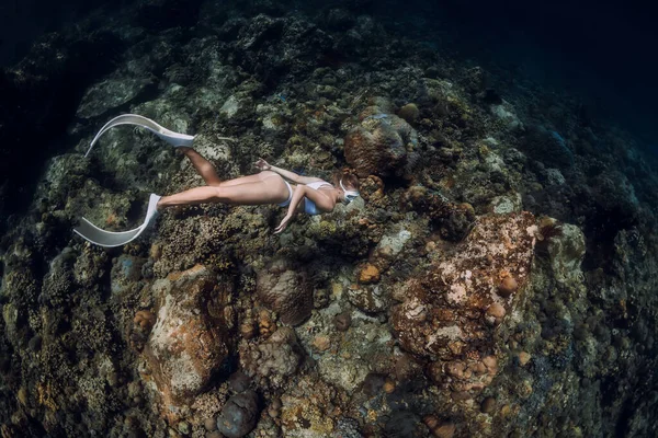 Жінка Пірнає Під Воду Над Коралами Стоячи Гаваях — стокове фото