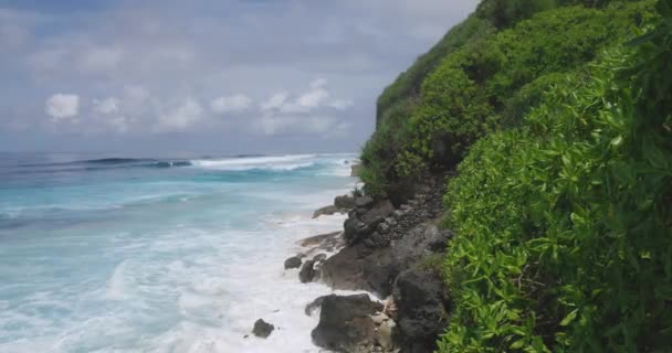 Tropické Pobřeží Skalami Modrým Oceánem Ostrově Bali — Stock video