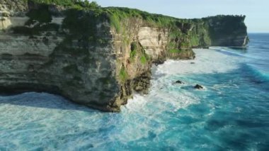 Uluwatu, Bali 'de kayalıklarla, okyanuslarla ve ideal dalgalarla dolu manzaralı bir sahil.