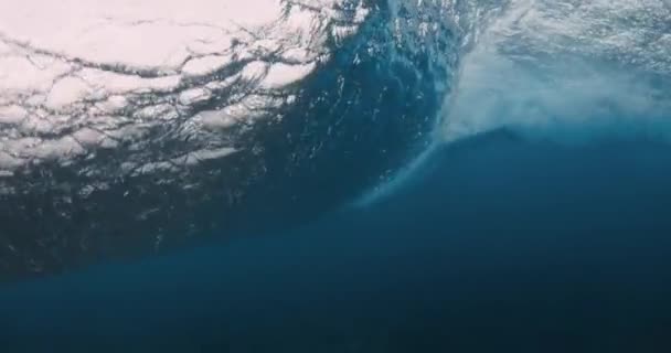 浪涌向蓝色的海洋 强大桶波的水下视图 — 图库视频影像