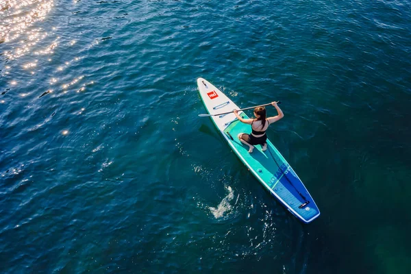 2022年7月24日 土耳其安塔利亚在蓝色的海面上站在船桨上的女人 在海上训练红桨苏打水板 空中景观 — 图库照片