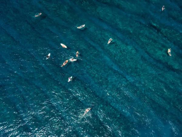 从空中俯瞰蓝色海洋中的冲浪者 热带岛屿的冲浪地点 — 图库照片