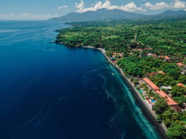 Kuzey Bali 'de saydam okyanus manzaralı kıyı şeridi manzarası.