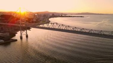 Hercilio luz kablo köprüsü Florianopolis, Brezilya 'da sıcak günbatımı ışığıyla. Hava görünümü