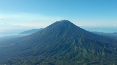 Bali adasındaki Agung yanardağının kuş bakışı manzarası.