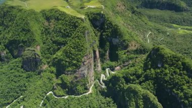 Brezilya, Santa Catarina 'da manzaralı kanyonlarda serpentine yolu. Hava görünümü