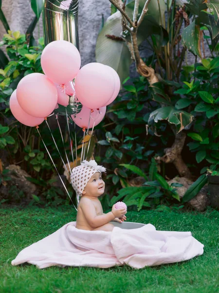 Babymeisje Luchtballonnen Zwemmen Tuin Van Het Babybadje Gelukkige Baby — Stockfoto